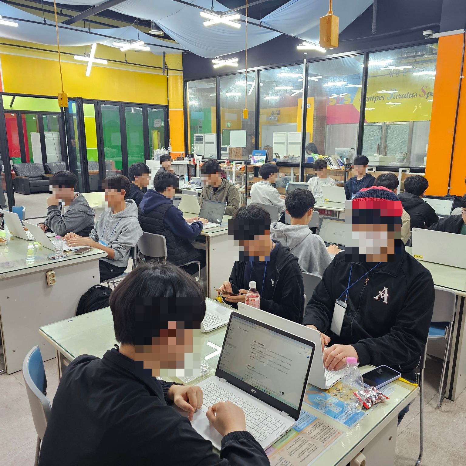 조별로 앉아 워크시트를 작성하는 학생들